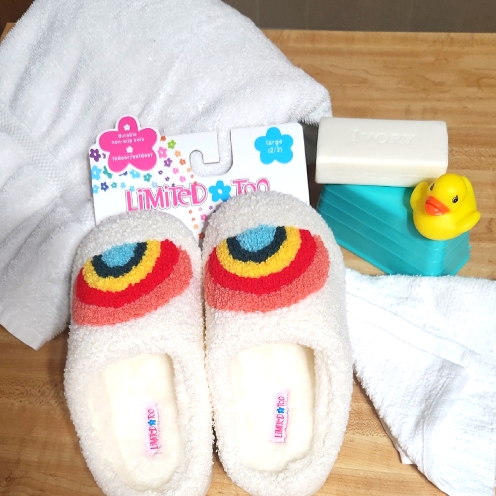 ADORABLE LIMITED TOO. RAINBIW SLIPPERS